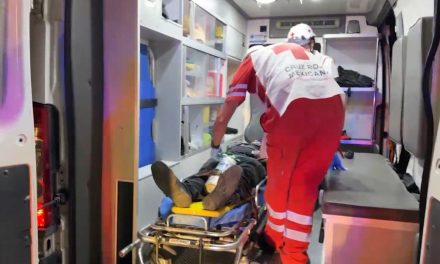 Motociclistas se impactan contra patrulla en Saltillo