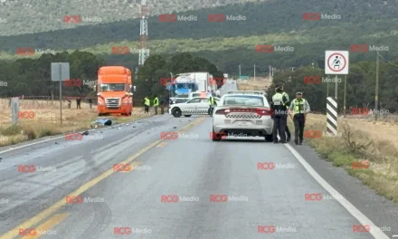 Muere motociclista tras choque contra tractocamión en la carretera libre 57