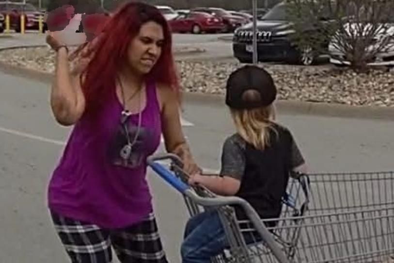 Mujer secuestra a un niño en el supermercado e intenta apuñalarlo en Estados Unidos