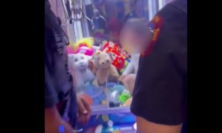 ¿Cómo llegó ese niño ahí? Lo rescatan al quedar atrapado en una máquina de peluches