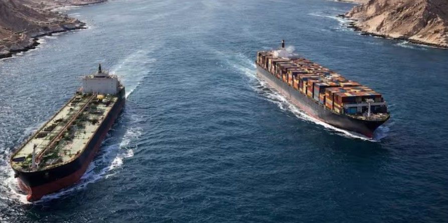 Irán abre fuego contra barcos en el estrecho de Ormuz tras reimponer el bloqueo