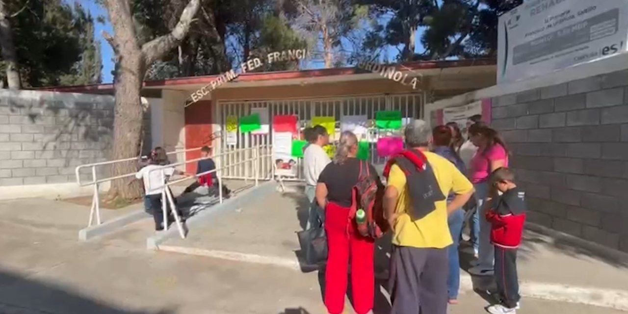 Padres de familia cierran escuela en Saltillo