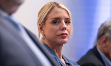 Donald Trump destituye a la fiscal general Pam Bondi