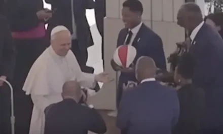 Papa León XIV sorprende al intentar truco con los Harlem Globetrotters en el Vaticano