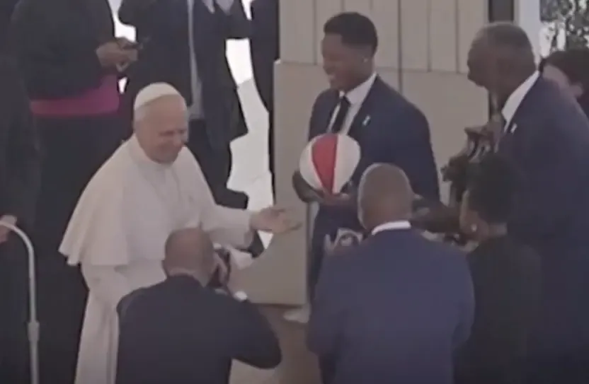 Papa León XIV sorprende al intentar truco con los Harlem Globetrotters en el Vaticano