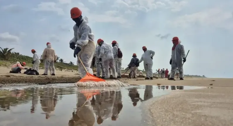 Pemex activa operativo por derrame de hidrocarburo en Veracruz