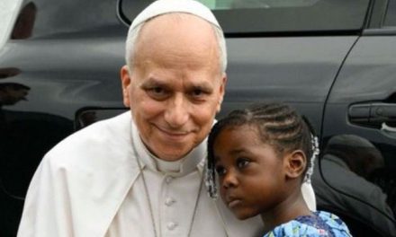 El tierno gesto del Papa León XIV con una niña de Camerún que conmovió a los fieles