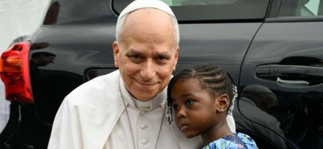 El tierno gesto del Papa León XIV con una niña de Camerún que conmovió a los fieles