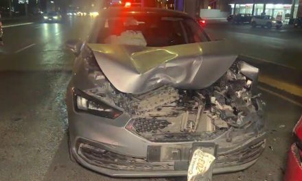 Por esquivar a motociclista, choca por alcance en Saltillo
