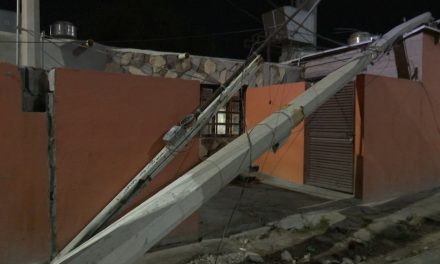 Postes dañan conocido restaurante al norte de Saltillo