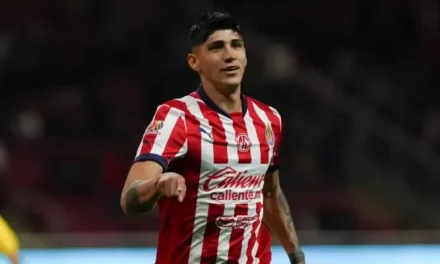 Alan Pulido deja Chivas; el Rebaño confirma su salida tras segunda etapa irregular
