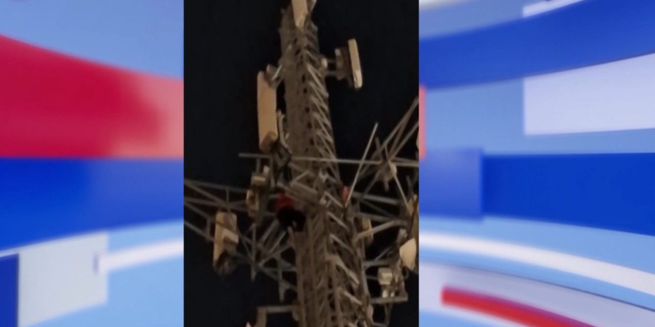 Hombre sube a lo alto de torre de telefonía antes de llegar a Saltillo porque afirmó ser perseguido por hombres armados