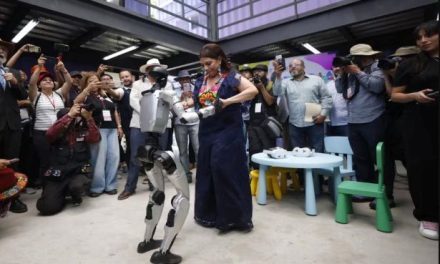 Clara Brugada baila con robot humanoide durante inauguración de Utopía Ceylán