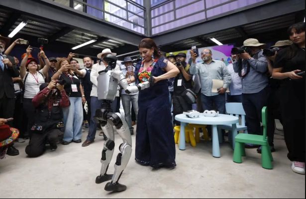 Clara Brugada baila con robot humanoide durante inauguración de Utopía Ceylán