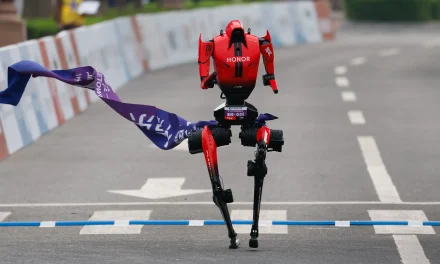 ¡El futuro es hoy! Robot humanoide gana el medio maratón de Beijing y supera el récord de los humanos