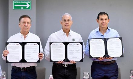 Román Cepeda firma convenio de colaboración con la UA de C