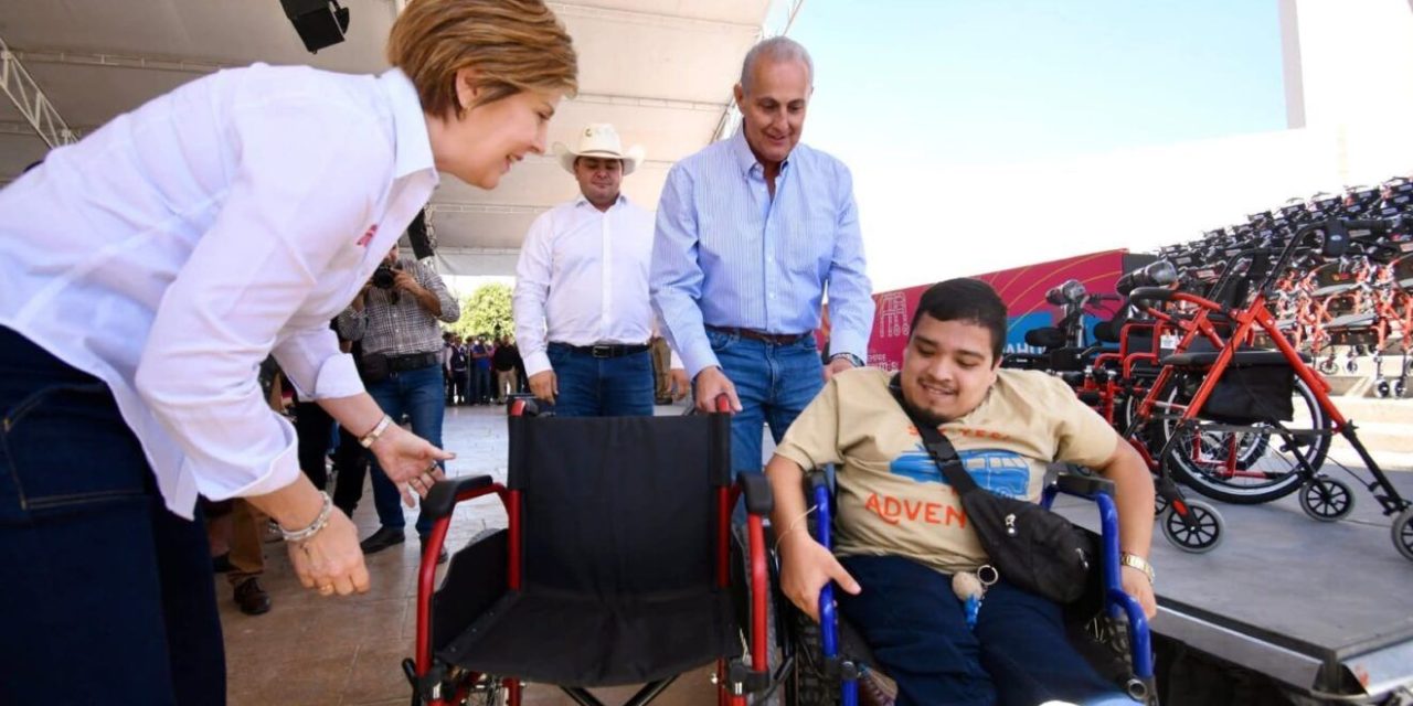 Román Cepeda entrega aparatos ortopédicos a través del programa De Ruedas Corazón