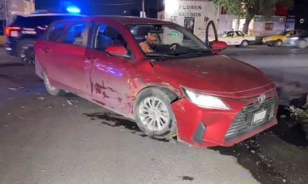 Hombre se confunde y ocasiona un accidente en Saltillo