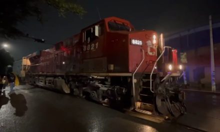 Saltillo: Trabajador queda prensado tras choque con tren en fábrica