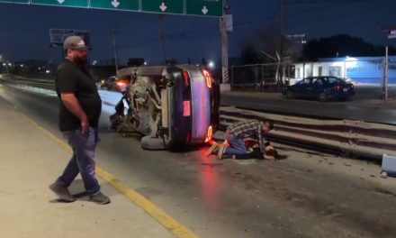 Vuelca y lesiona a su acompañante en Saltillo