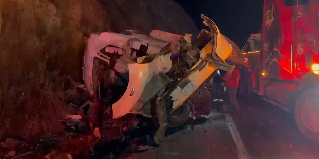 Vuelca tractocamión cargado con autopartes en Los Chorros