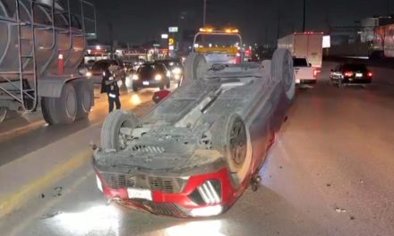 Vuelca camioneta por falta de visibilidad; no hay lesionados.