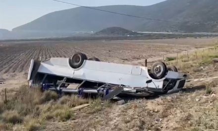 Vuelca transporte de personal en la carretera a Zacatecas