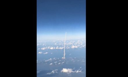¡Vista privilegiada!: Pasajeros de un vuelo comercial captan el despegue de Artemis II desde las nubes