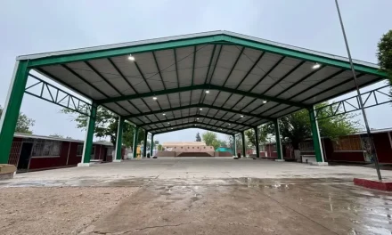 Supervisan colocación de techumbre en la escuela ‘Melchor Múzquiz’
