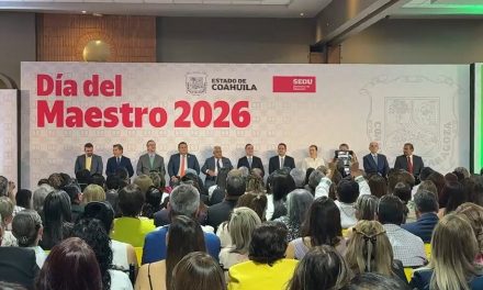 Manolo Jiménez entrega reconocimientos a maestros en Coahuila