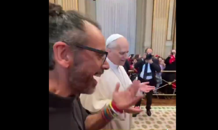 Papa León XIV sorprende al hacer el ‘six seven’ durante convivencia con niños
