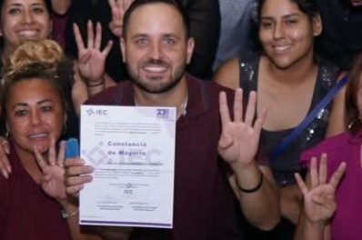 Señalan a funcionario municipal por agresión con arma blanca durante festejo estudiantil