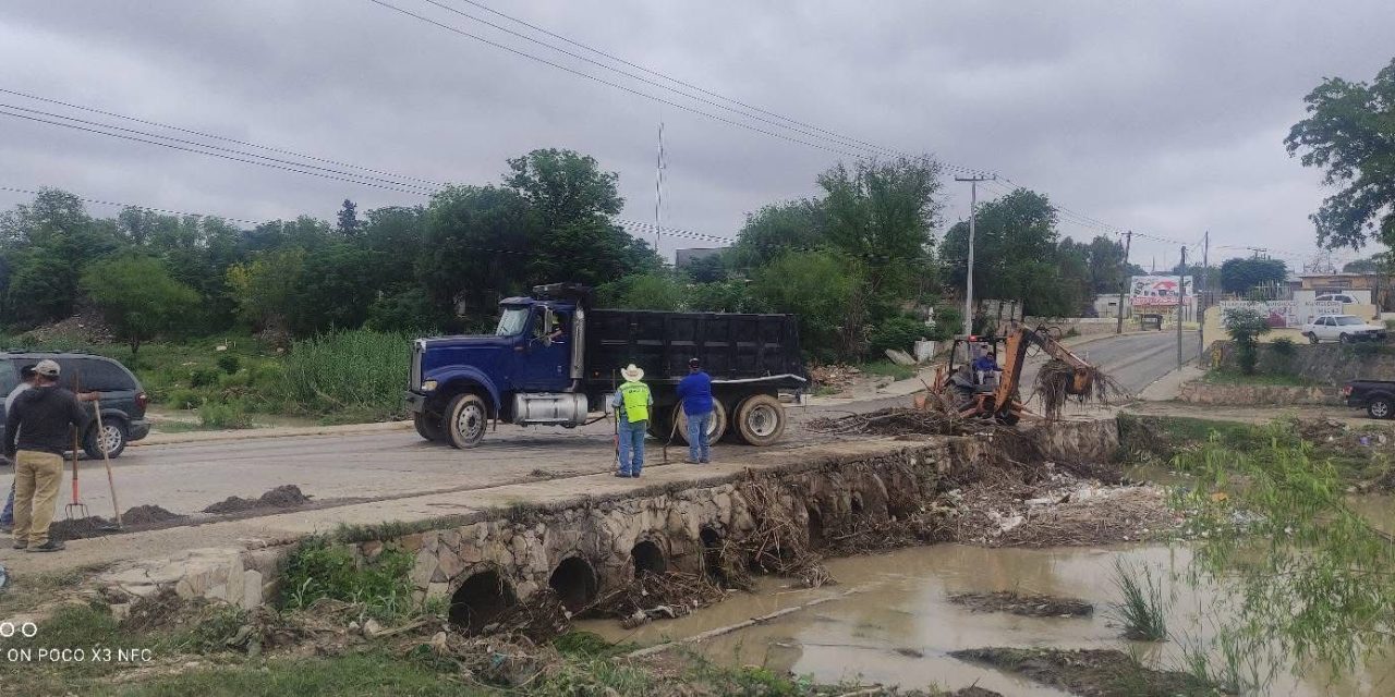 Continúa desazolve y limpieza de arroyos en Acuña