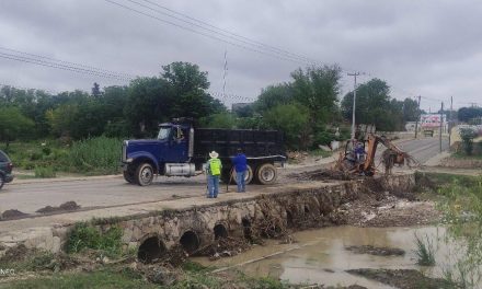 Continúa desazolve y limpieza de arroyos en Acuña