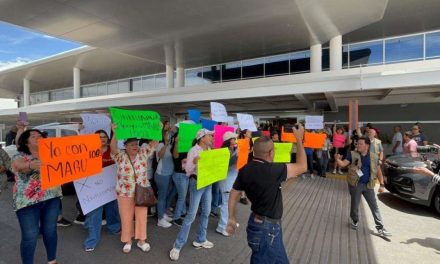 Reciben con protestas a Ariadna y Andy López en Chihuahua