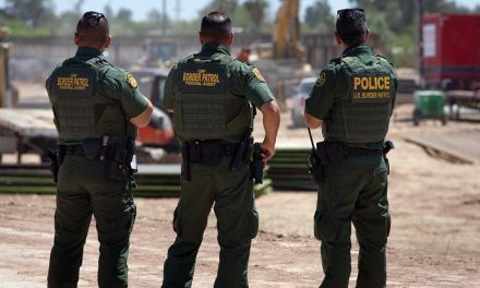 Renuncia jefe de la Patrulla Fronteriza de EU en medio de cambios migratorios