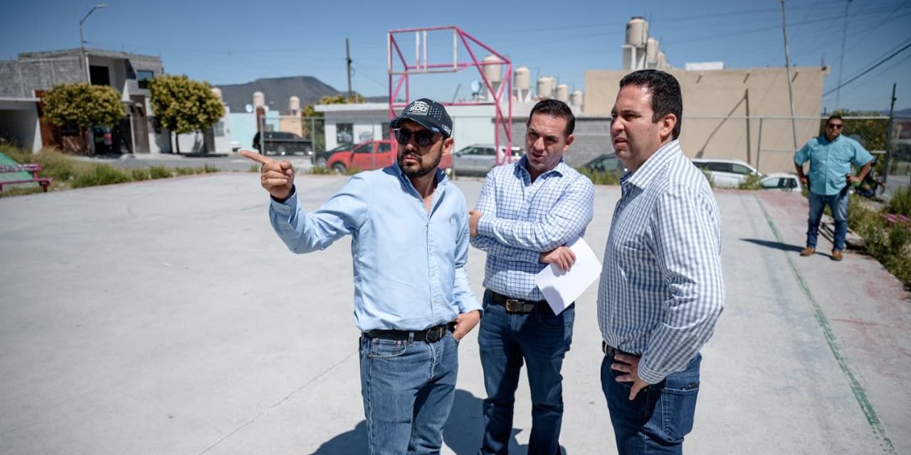Vigila Javier Díaz rehabilitación de plaza en Lomas del Refugio