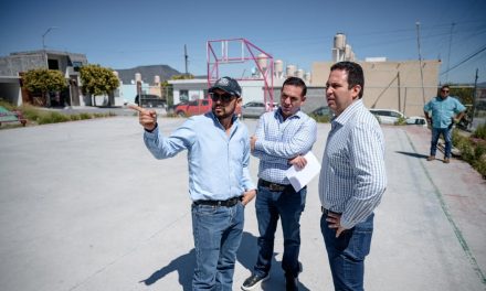 Vigila Javier Díaz rehabilitación de plaza en Lomas del Refugio
