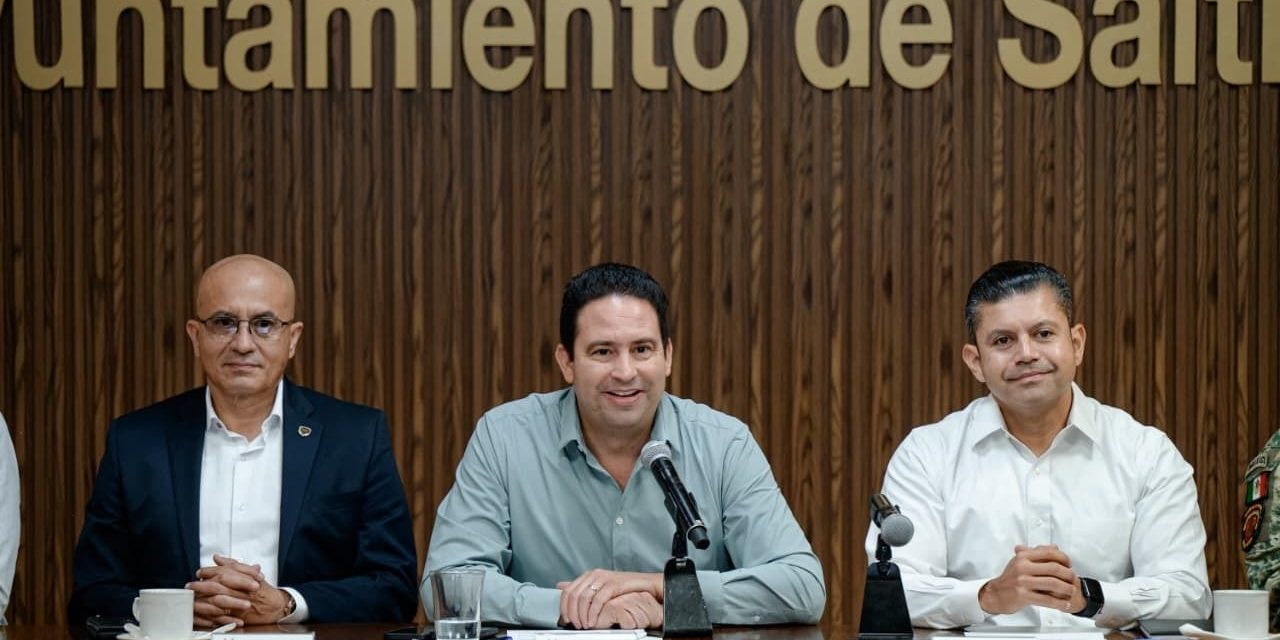 Reconoce alcalde a policías por acto heroico al rescatar a familia de incendio