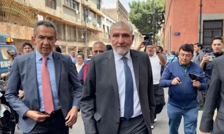 Adán Augusto evita responder sobre presuntos vínculos con huachicol en su llegada a Palacio Nacional