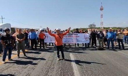 Extrabajadores de AHMSA bloquean la carretera 57