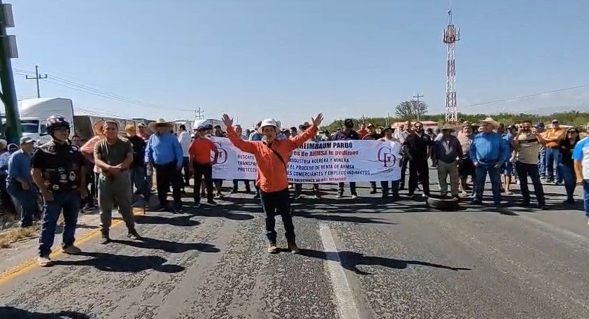 Extrabajadores de AHMSA bloquean la carretera 57