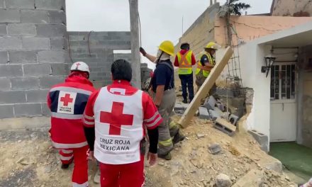 Albañil casi termina sepultado entre el escombro de una construcción en Saltillo