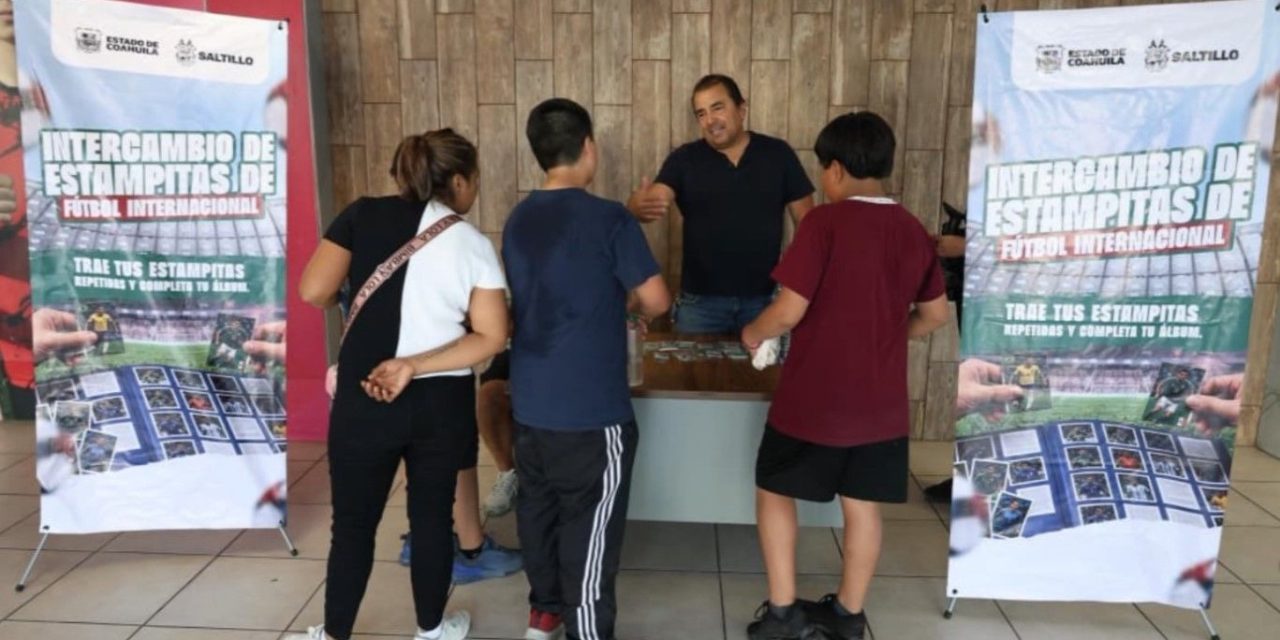 Aprovechan familias espacios de intercambio de estampitas en Saltillo