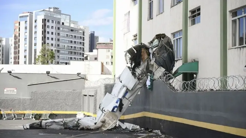 Video capta el momento en que avioneta se estrella contra edificio en Brasil