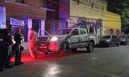Motociclista iba echando carreritas y atropella a par de peatones en Saltillo