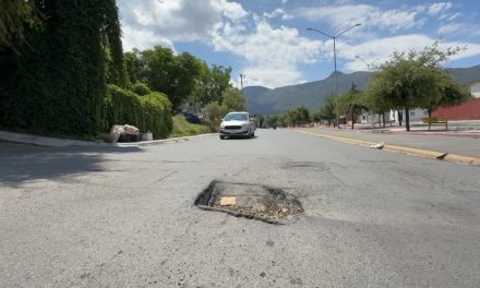 Bache en plena vialidad pone en riesgo a automovilistas de la Guerrero