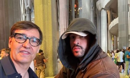 Bad Bunny desata la locura en la Sagrada Familia y se toma selfie con el presidente de Cataluña