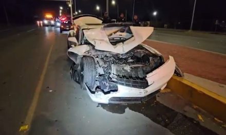 Camaro queda destrozado tras chocar contra transporte de personal en Ramos Arizpe