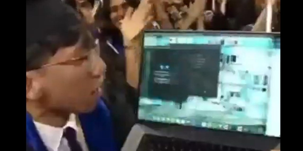 Graduado pierde su diploma tras presumir el uso de ChatGPT en sus exámenes